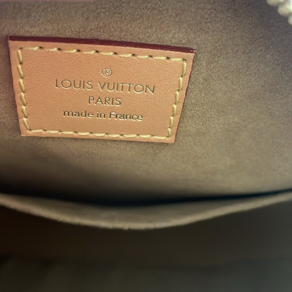 Louis Vuitton crossbody handbag . Barely used. Spotless condition - Picture 4 of 10